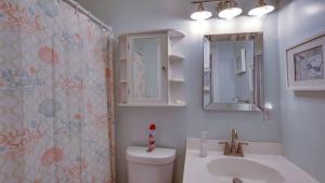 Foto de la galeria de Flamingle in Fushia- Unit A- Steps to the Beach! a Tybee Island