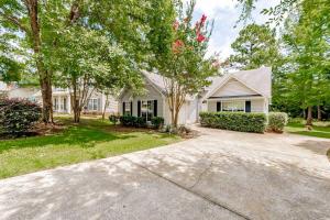 a white house with trees and a driveway at Aerie Oaks Cottage-5min to Lake, 20min to Columbia in Lexington