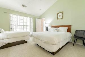 a large bedroom with two beds and a window at Aerie Oaks Cottage-5min to Lake, 20min to Columbia in Lexington