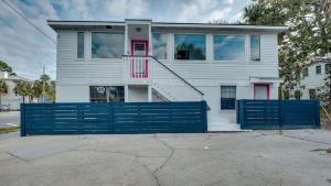 Foto de la galeria de Flamingle in Fushia- Unit A- Steps to the Beach! a Tybee Island