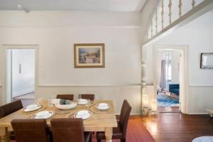 comedor con mesa de madera y sillas en The Mardis Gras Manor Walkable, Historic, Local Treasure en Mobile