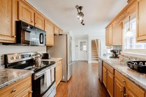 A kitchen or kitchenette at Fenced Yard 10 Mins to Lake Murray