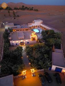 een luchtzicht op een huis met een zwembad bij Hotel Riad Ali in Merzouga