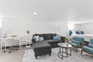 un soggiorno con un divano e un letto di Cozy Speedway Basement a Indianapolis