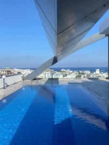 Бассейн в Nurel Shark Residence или поблизости