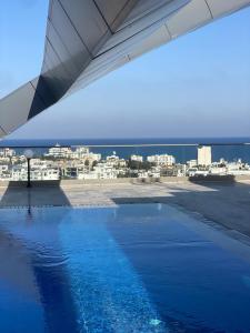 Бассейн в Nurel Shark Residence или поблизости