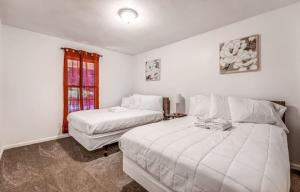 a bedroom with two beds and a window at Near Dining Shopping Parks Tranquil Fox Trails in Memphis