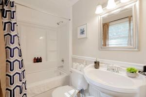 une salle de bain blanche avec un lavabo et des toilettes dans l'établissement 10 Min from Downtown Columbia - The Ronnie Runner, à Columbia 54 autres photos