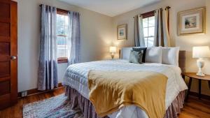 een slaapkamer met een groot bed en een raam bij Retro Rainbow at Herb River-Citron and Sassy #6 in Savannah
