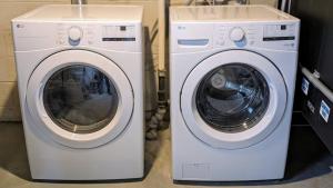 due lavatrici bianche sedute l'una accanto all'altra di Cozy Speedway Basement a Indianapolis