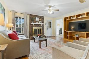 un soggiorno con un divano e una TV di Large Fenced Yard near Midtown- Shamrock Stay a Montgomery