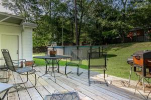 een patio met stoelen, een tafel en een grill bij Near Downtown&Parks- The Cozy Guest Cottage in Columbus