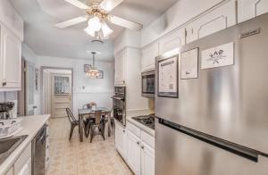 Kuchyň nebo kuchyňský kout v ubytování 10 from U of Memphis & Airport- Pinecrest Perch