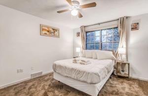 A bed or beds in a room at 10 from U of Memphis & Airport- Pinecrest Perch