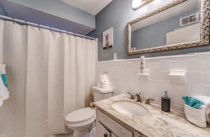 Koupelna v ubytování 10 from U of Memphis & Airport- Pinecrest Perch + 32 fotografií