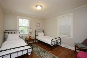 1 dormitorio con 2 camas y sofá en Forest Lake Hidden Gem 3 Min to Ft Jackson & Shops en Columbia