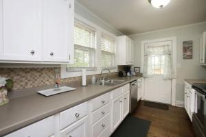 Kuchyň nebo kuchyňský kout v ubytování Forest Lake Hidden Gem 3 Min to Ft Jackson & Shops