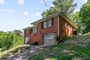 Una casa de ladrillo con una bandera americana. en Near Hospital & Dining- Beds on Broadmoor - Unit B, en Birmingham