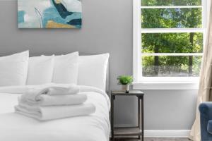 een slaapkamer met een wit bed en een raam bij Near Hospital&Dining-Beds on Broadmoor- Both Units in Birmingham
