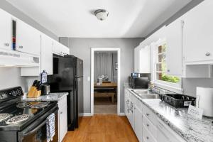 Köök või kööginurk majutusasutuses Near Hospital&Dining-Beds on Broadmoor- Both Units