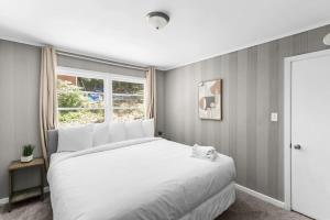een slaapkamer met een groot wit bed en een raam bij Near Hospital&Dining-Beds on Broadmoor- Both Units in Birmingham
