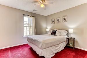 ein Schlafzimmer mit einem großen Bett und einem Fenster in der Unterkunft Ruby Red Reels in Savannah