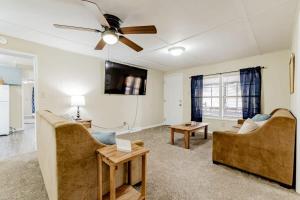 a living room with two couches and a ceiling fan at Adorable on Taylor-15 mins to Downtown--- Front Unit in Columbia