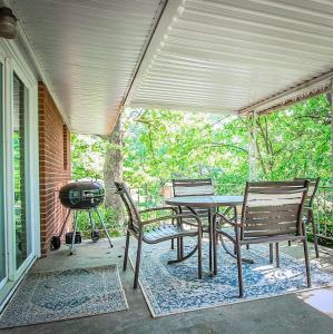 eine Terrasse mit einem Tisch, Stühlen und einem Grill in der Unterkunft Mins to Zoo Hospital & UA - Broadmoor Bungalow in Little Rock