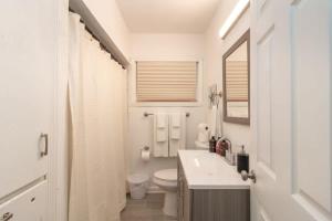 bagno bianco con lavandino e servizi igienici di Near Benning w Fenced Yard- Family Ranch Retreat a Columbus