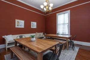 Zona de estar de Bumblebee Mansion w Tiny Home Historic Modern
