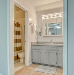 Et badeværelse på The Bright Brick Beauty Great Back Deck & Yard