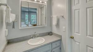 Et badeværelse på The Bright Brick Beauty Great Back Deck & Yard + 45 billeder