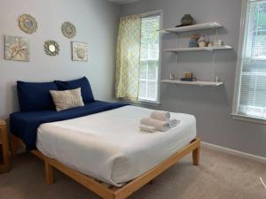 En eller flere senge i et værelse på The Bright Brick Beauty Great Back Deck & Yard