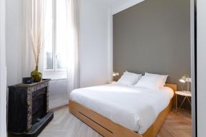 Katil atau katil-katil dalam bilik di Suite avec baignoire Balnéo à 4min à pied du Vieux-Port