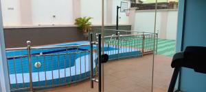 Blick auf den Pool durch ein Tor in der Unterkunft ED&DRE Luxuria Hotel in Ibadan