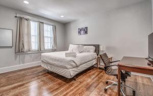 een slaapkamer met een bed en een bureau bij The Rolling Stone- Patio Fenced in Yard in Memphis