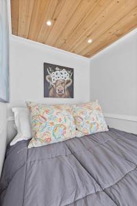 um quarto com uma cama com uma fotografia de uma vaca em Fun-Size Farmhouse w Pool 15 Min to Chattanooga em Wildwood