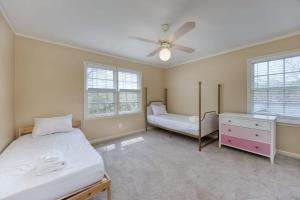 um quarto com uma cama, uma cómoda e janelas em Near Ft Moore Family-Friendly - Brookstone Bliss em Columbus