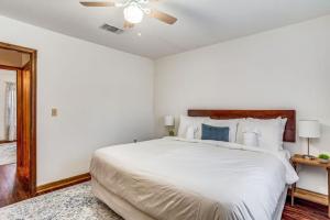 1 dormitorio blanco con 1 cama grande y ventilador de techo en Brilliant in Bellview-Back unit-- Mins to NAS Pensacola, Beach, Shopping, en Pensacola