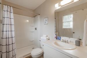 une salle de bain blanche avec un lavabo et des toilettes dans l'établissement Soda City Suite, à Columbia 58 autres photos