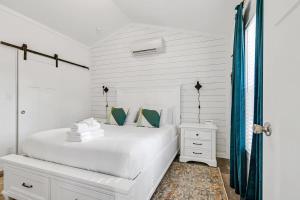 Ένα ή περισσότερα κρεβάτια σε δωμάτιο στο Tiny House Near Hiking- Green Mountain Getaway