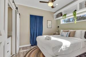 um quarto com uma grande cama branca e uma janela em Petite Retreat by Green Mountain - Cozy Byrd Nest em Owens Cross Roads