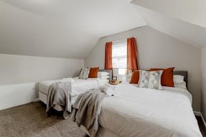 2 Betten in einem Zimmer mit weißen Wänden in der Unterkunft Comfy in Columbia in Columbia