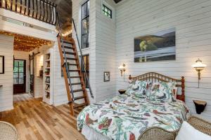 um quarto com uma cama e uma escada em Treetop Hideaways: The Dogwood Treehouse em Chattanooga