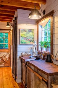 cocina con encimera de madera y fregadero en Treetop Hideaways: The Redbud Treehouse, en Chattanooga