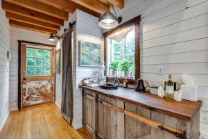 una cucina con bancone in legno e finestra di Treetop Hideaways: The Redbud Treehouse a Chattanooga