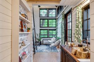 una cocina con fregadero y una habitación con ventanas en Treetop Hideaways: The Wood Lily Treehouse en Chattanooga