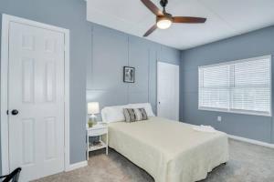 una camera con letto bianco e ventilatore a soffitto di A Quiet Getaway Close to Downtown Augusta a North Augusta