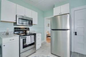 una cucina con frigorifero in acciaio inox e forno a microonde di A Quiet Getaway Close to Downtown Augusta a North Augusta