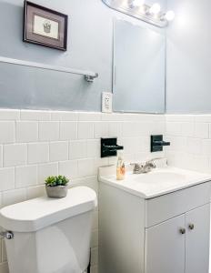 Phòng tắm tại Boswell Bungalow-Large Yard-Pets-Wifi +40 ảnh
